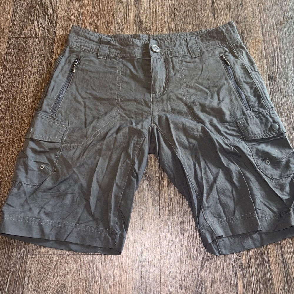 Columbia ladies gray lightweight nylon hiking shorts Sz 4